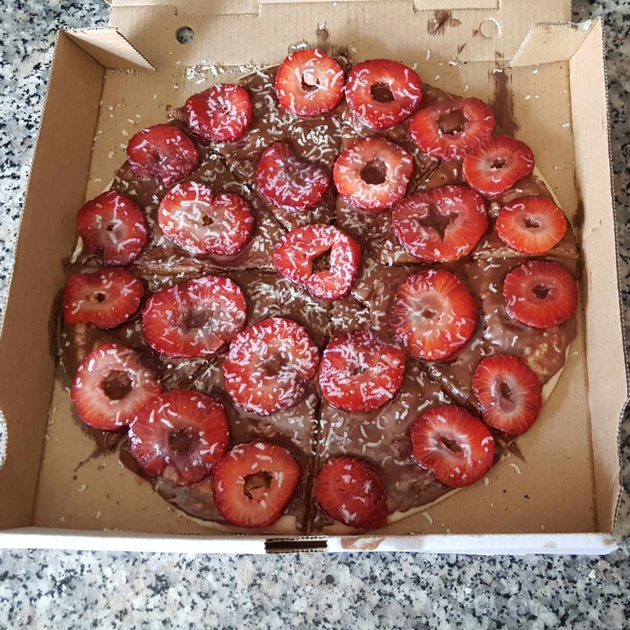 pizza de ovomaltina con topping de fresa