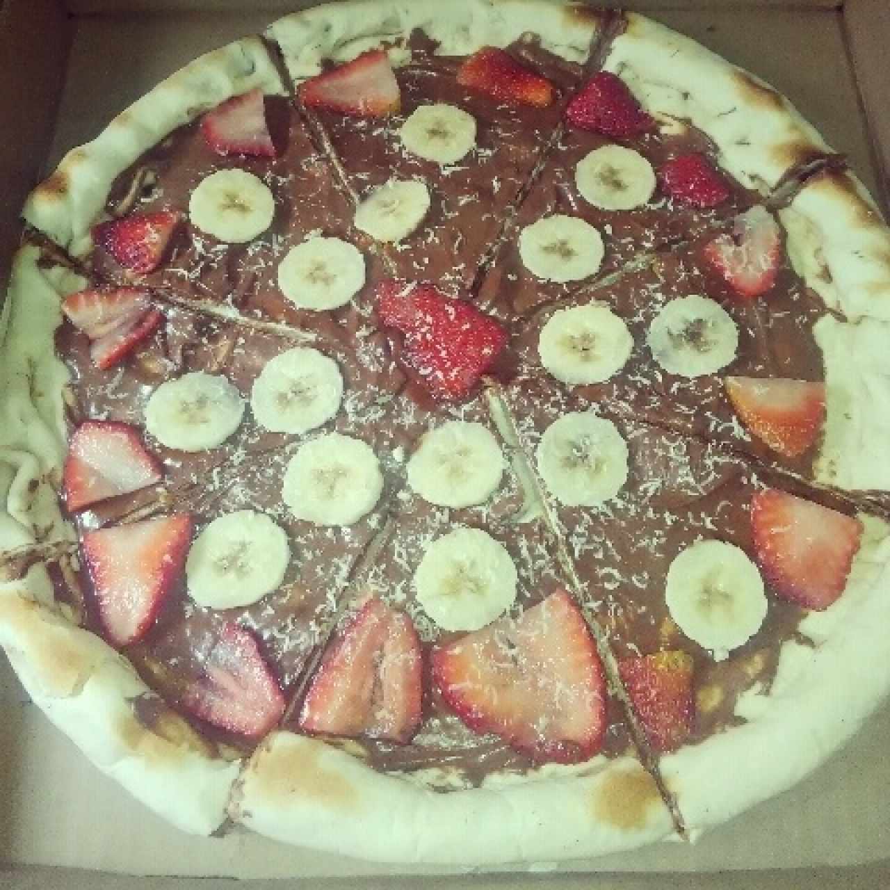 Pizza de nutella con cambur y fresas con bordes rellenos de brownie