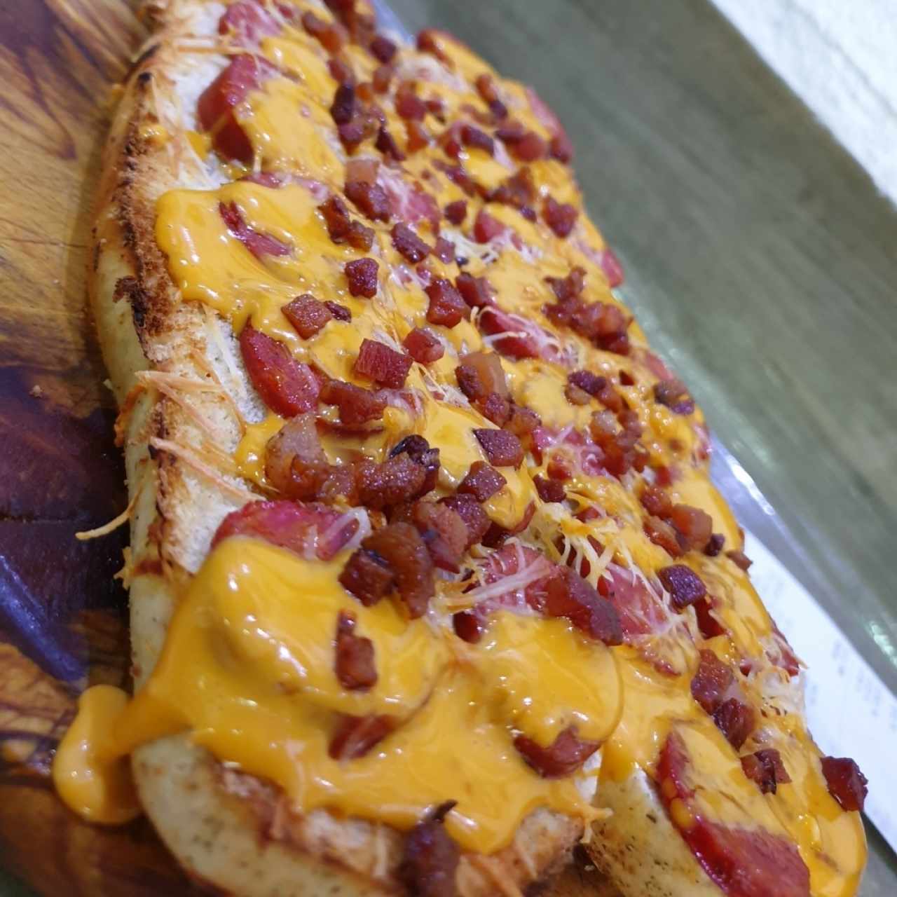 choripan con tocineta y queso 