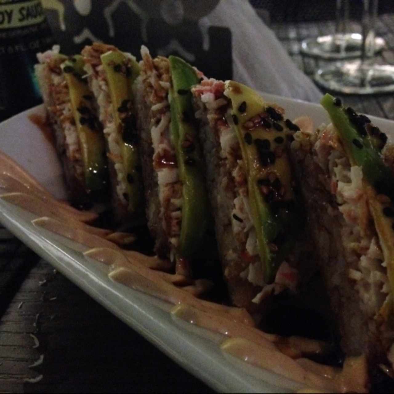 Sushi pizza en el Tataki del Trasnocho, a pesar de solo llevar cangrejo, estaba bueno. 