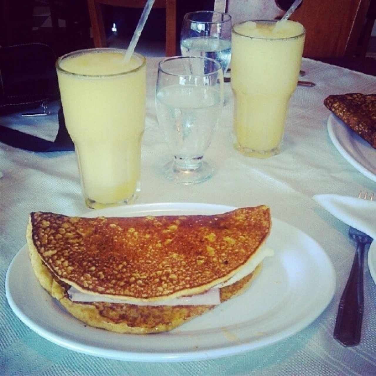 Cachapa jamón y queso +  naranjada.