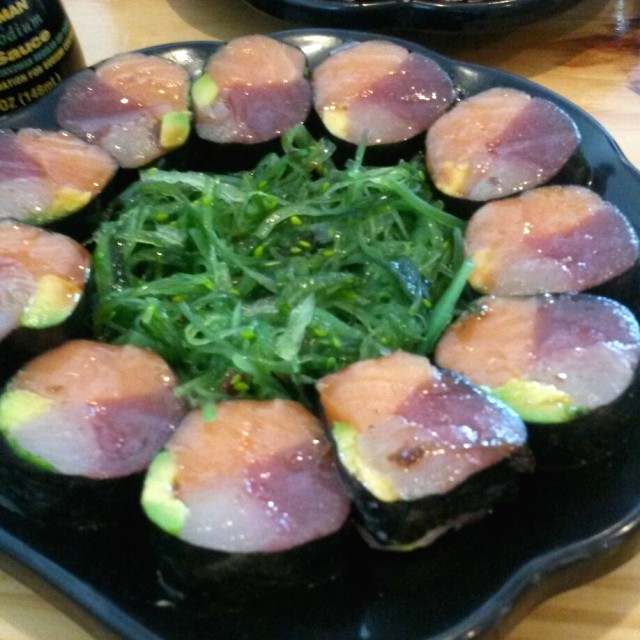 Fit Roll y Sushi Pizza de fondo, fresco pero porciones pequeñas