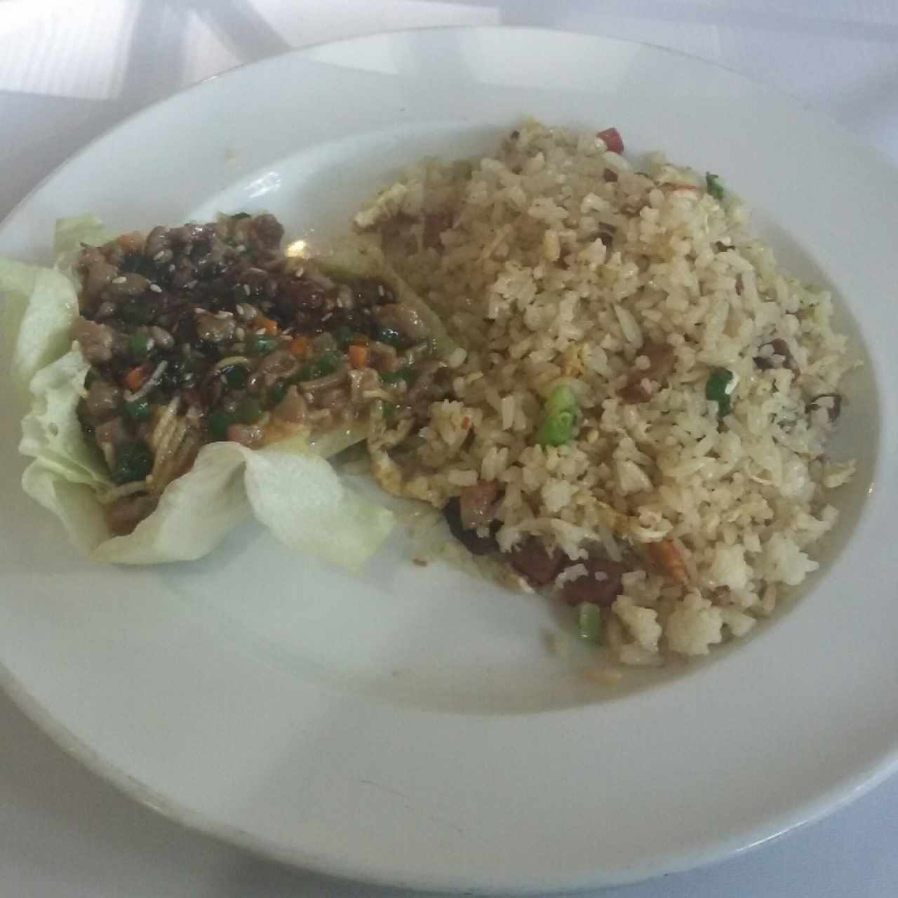 Lechuga rellena de carne estilo tamal y chino y arroz con cerdo