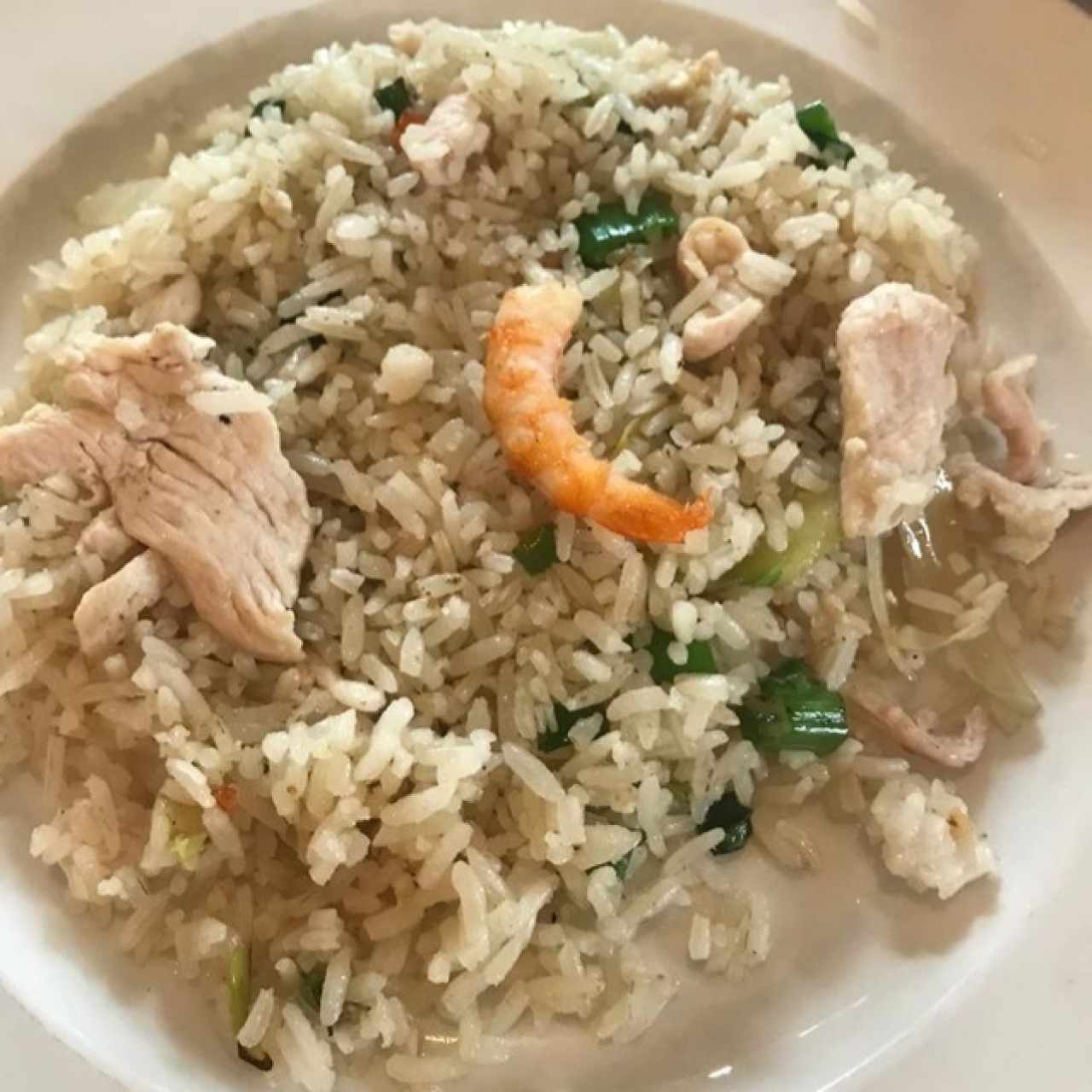 Arroz con pollo y camarones