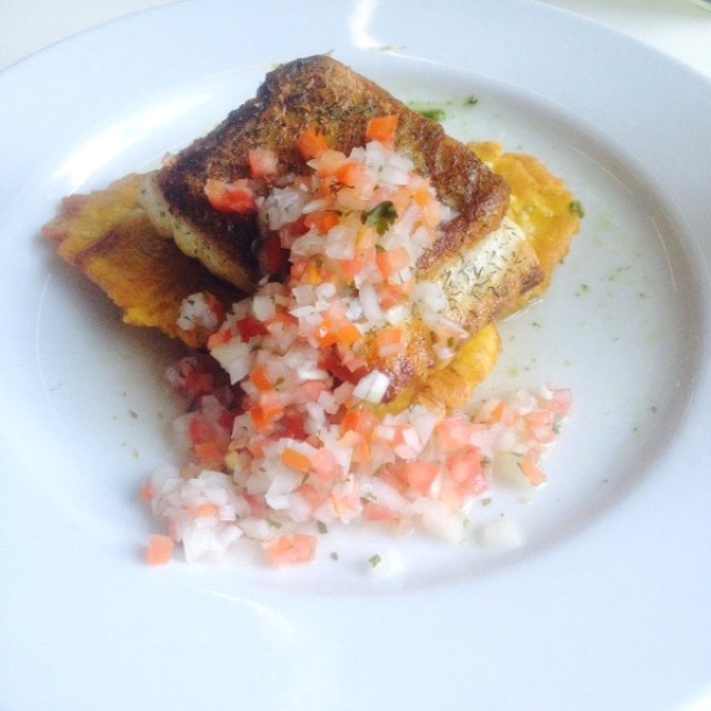 Pescado del dia con toston y pico e gallo