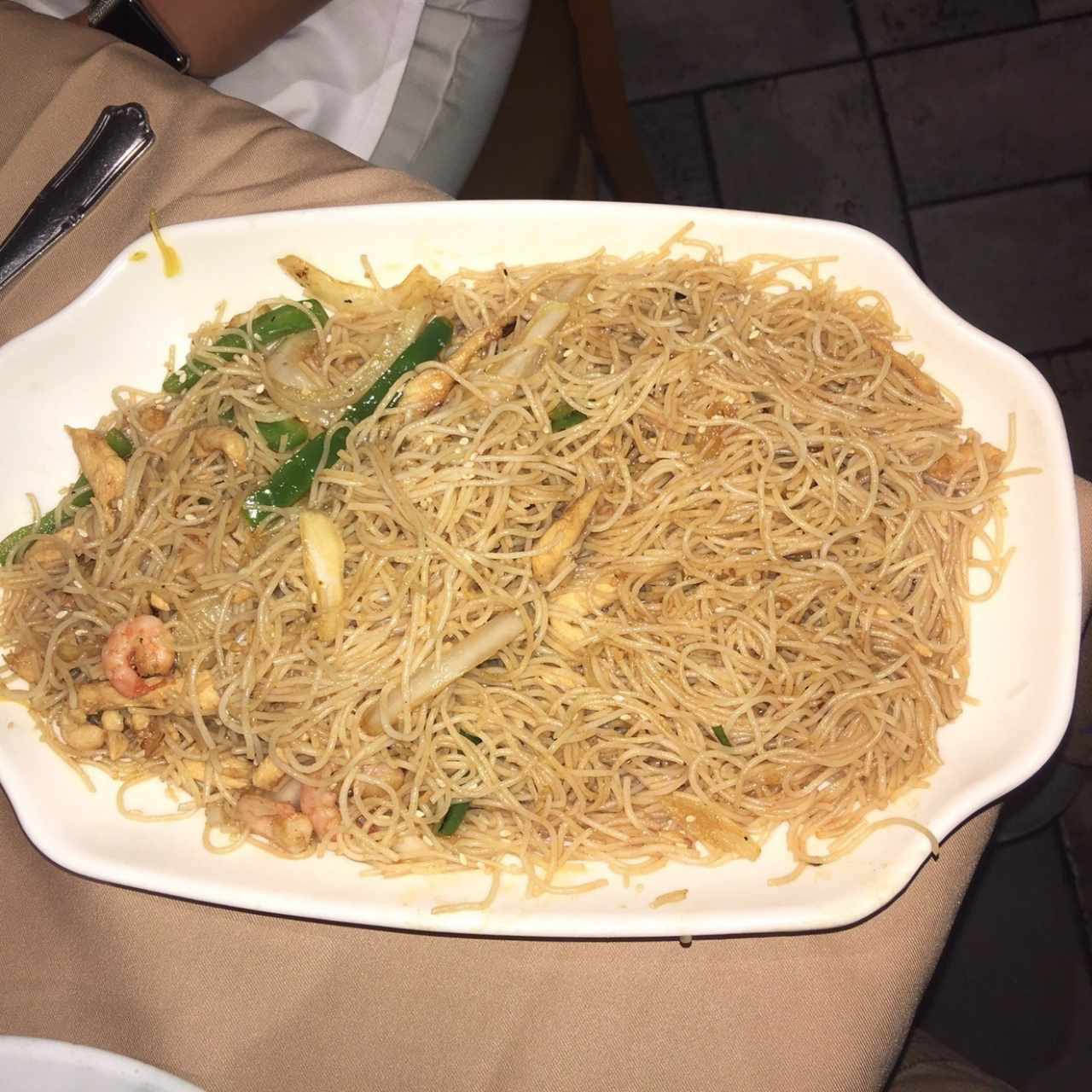 Plato de fideo con camaron y pollo