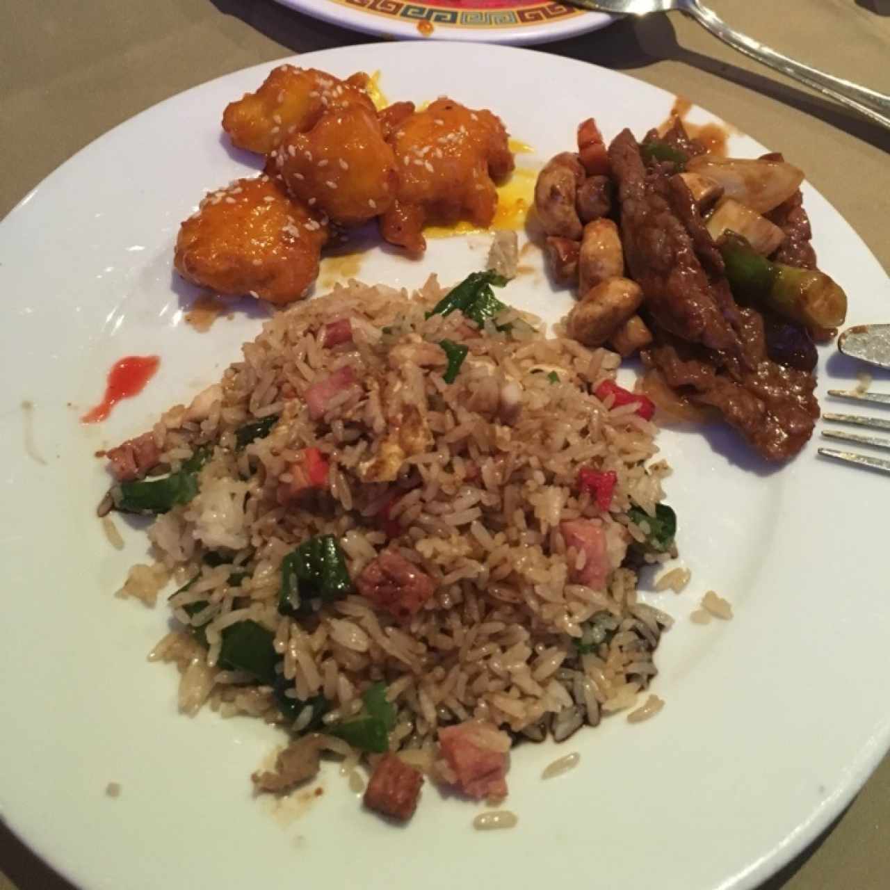 pollo a la miel y ajonjoli, lomito con vegetales y arroz cantones, buenisimo.