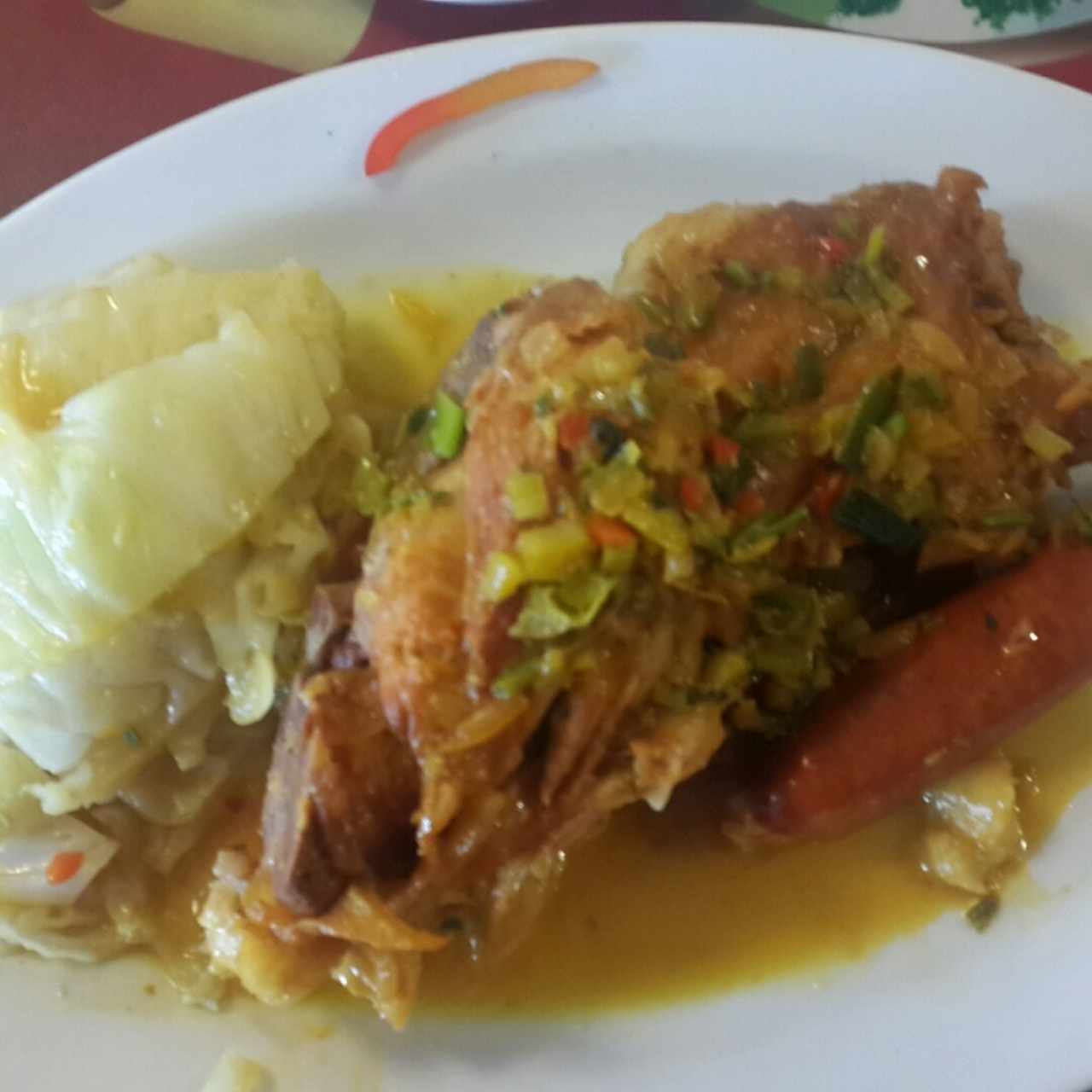 Codillo de cerdo, con repollo y salchicha