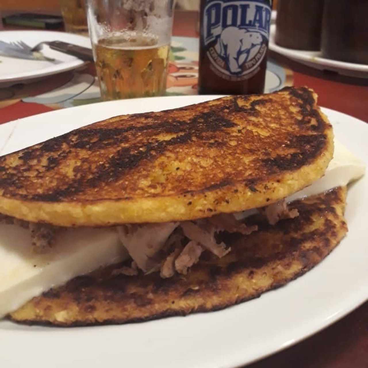 cachapa con pernil y queso de mano 