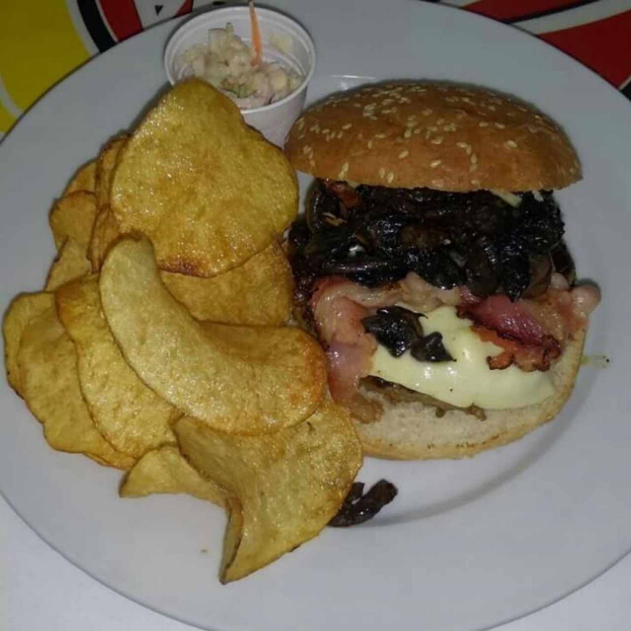 Hamburguesa de Champiñones con papas Chips