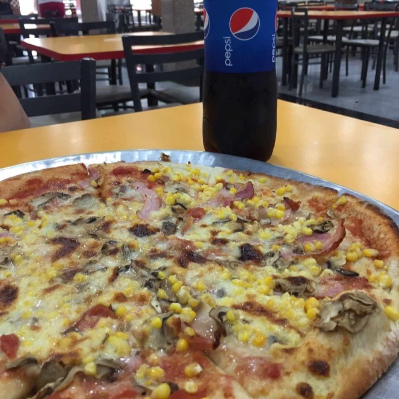 Pizza mediana 4 ingredientes y pepsi de 1.5 litros
