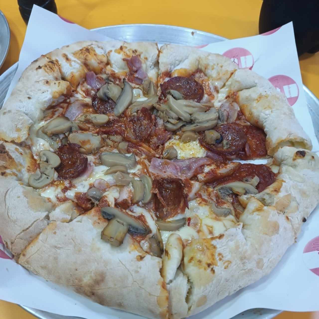 pizza con pepperoni y champiñones horrible 