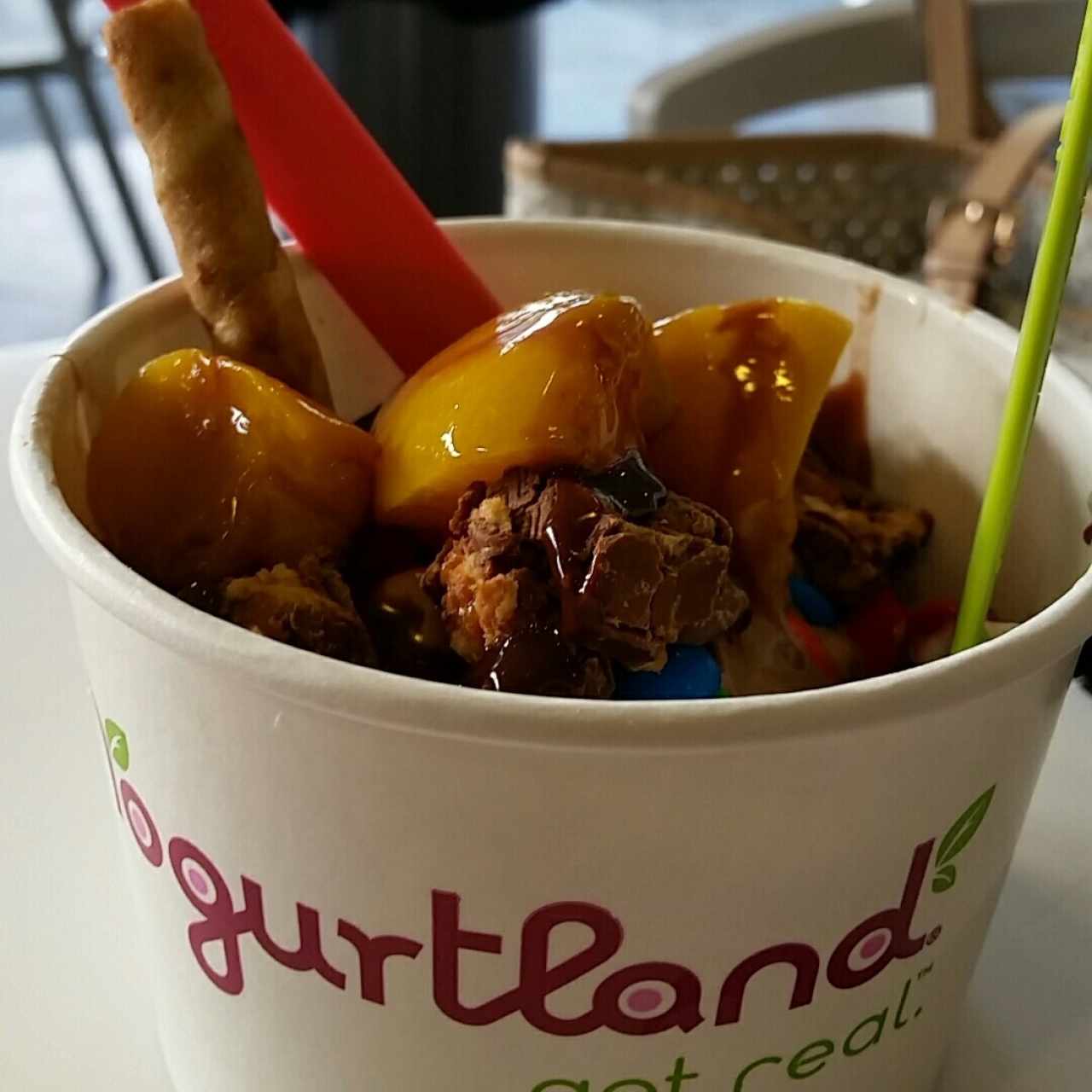 chocolate suizo con melocotón, snickers y M&M