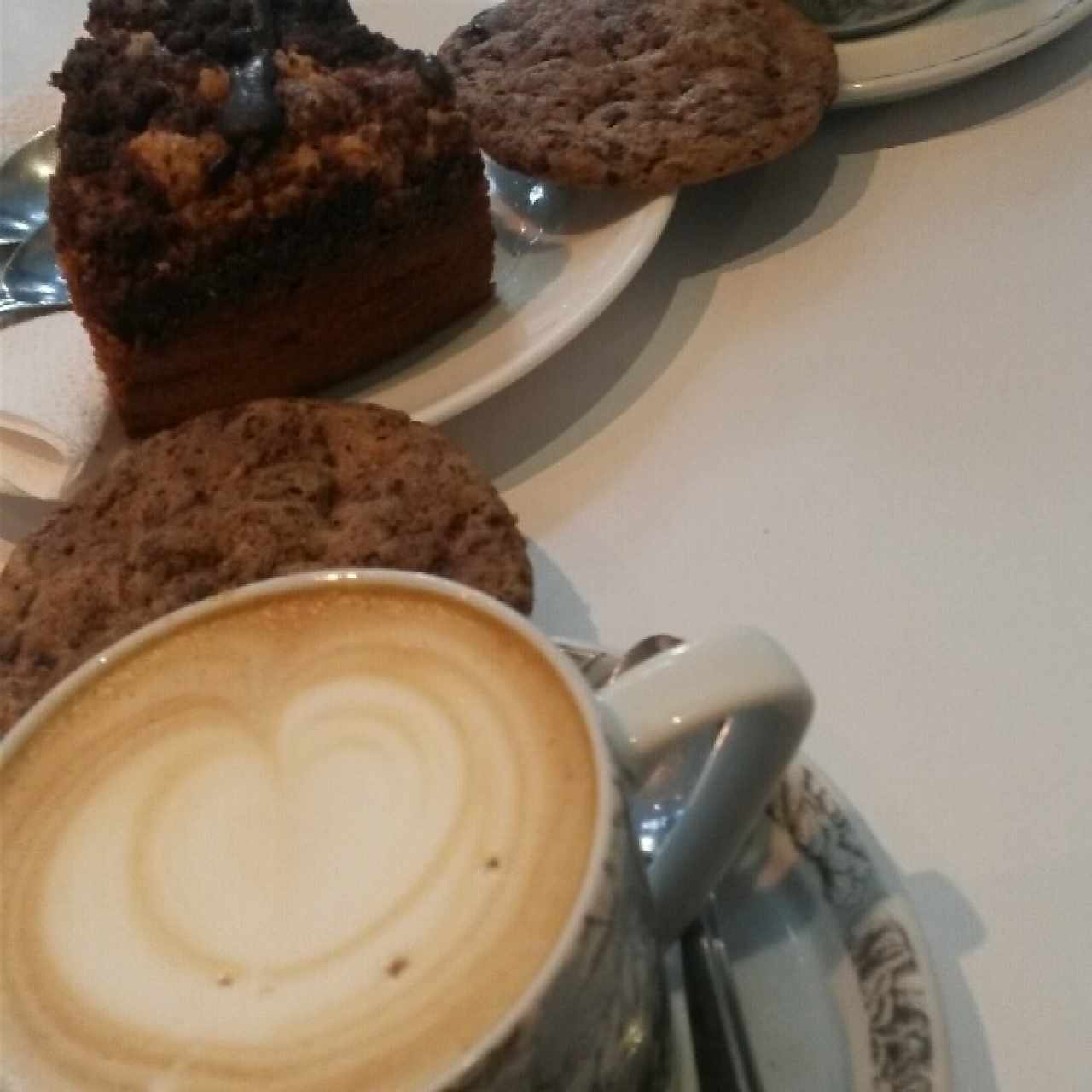 Galletas de chocolate con torta de chocolate y cambur. 