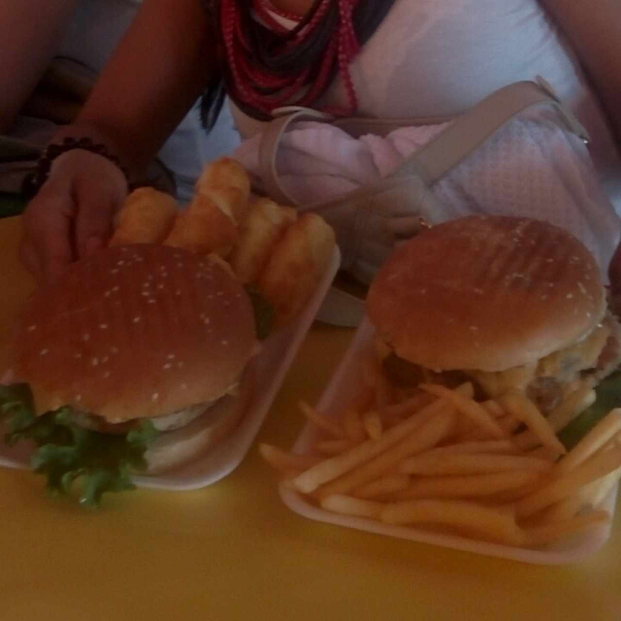 Hamburguesa Mixta Pollo y Carne con Tequeños 