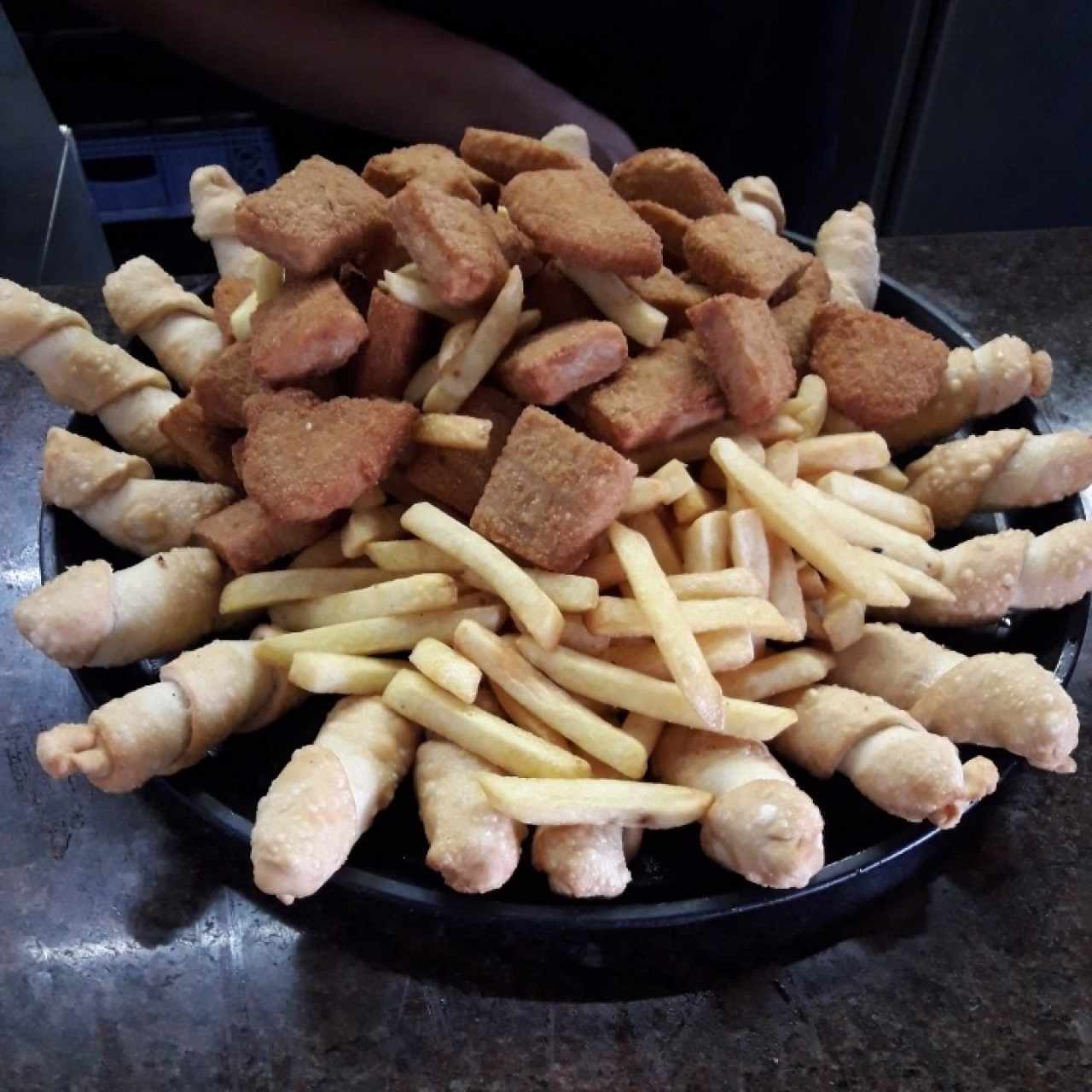 tequeños, nuguets y papas fritas  