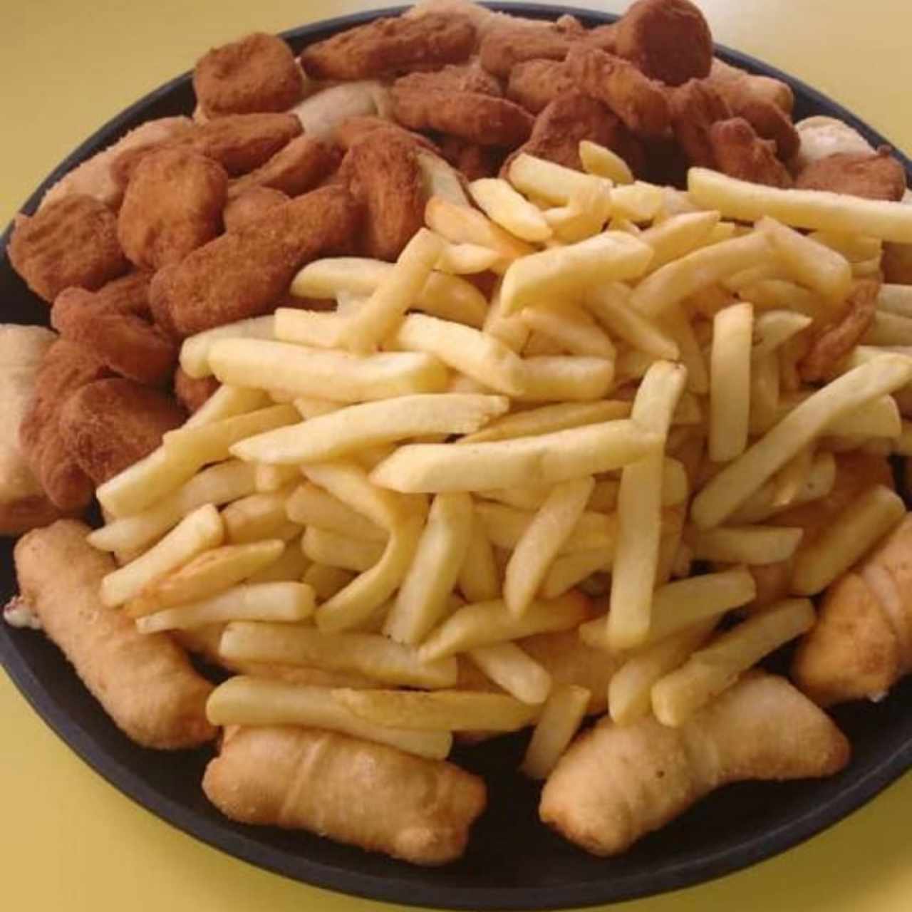 bandeja de nuggets papas fritas y tequeños