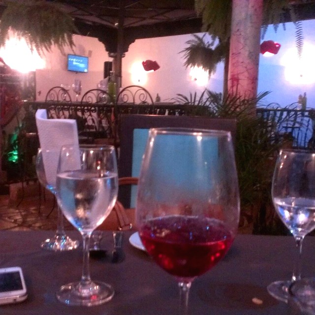 Tinto de Verano. Foto del restaurant de noche. 