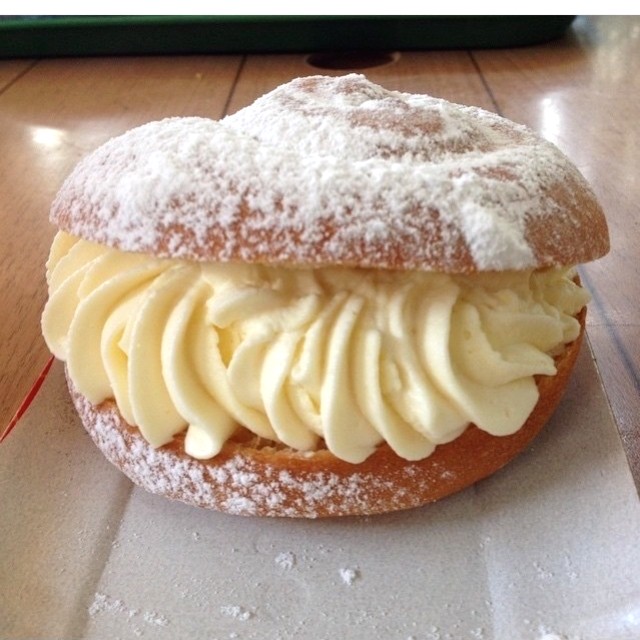 Ensaimada con nata