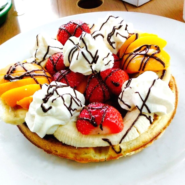 Waffles con frutas y crema, delicioso.