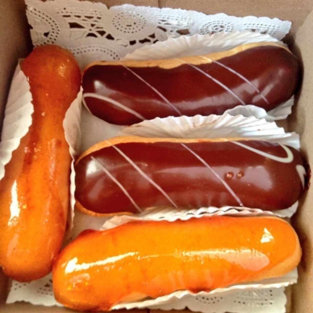 Éclair de chocolate y de caramelo 
