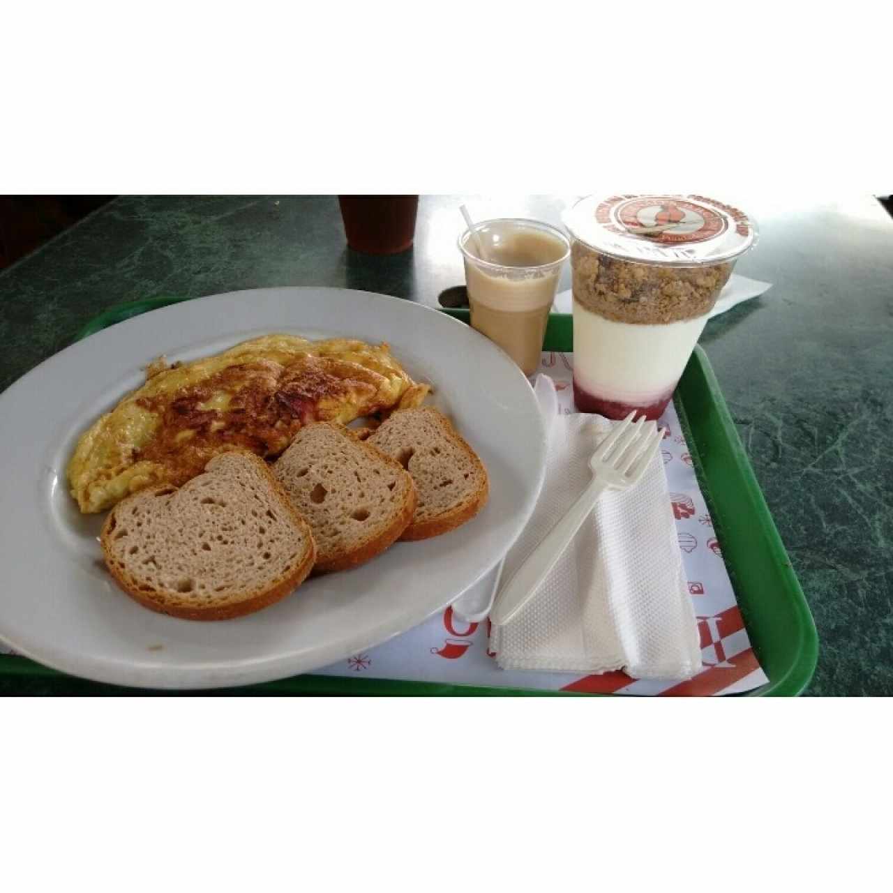 Omelet de queso y tocineta, con leche y parfait 🍴