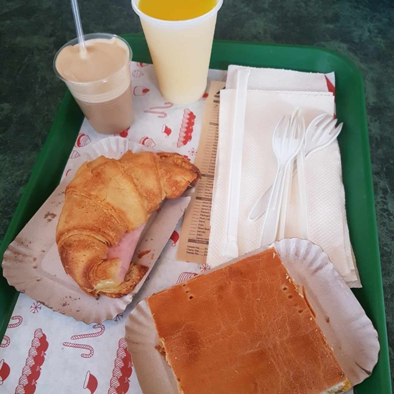 empanada gallega, croissant relleno de jamón y queso, jugo de naranja y café 