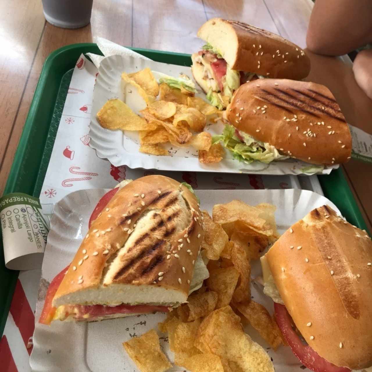 Sandwich de ajonjolí largo con papas chips