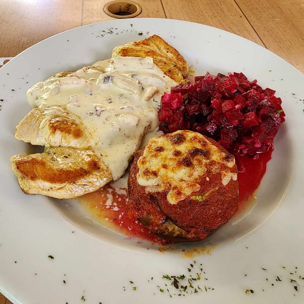 Pollo en salsa de champiñones con ensalada de remolacha y berenjenas 