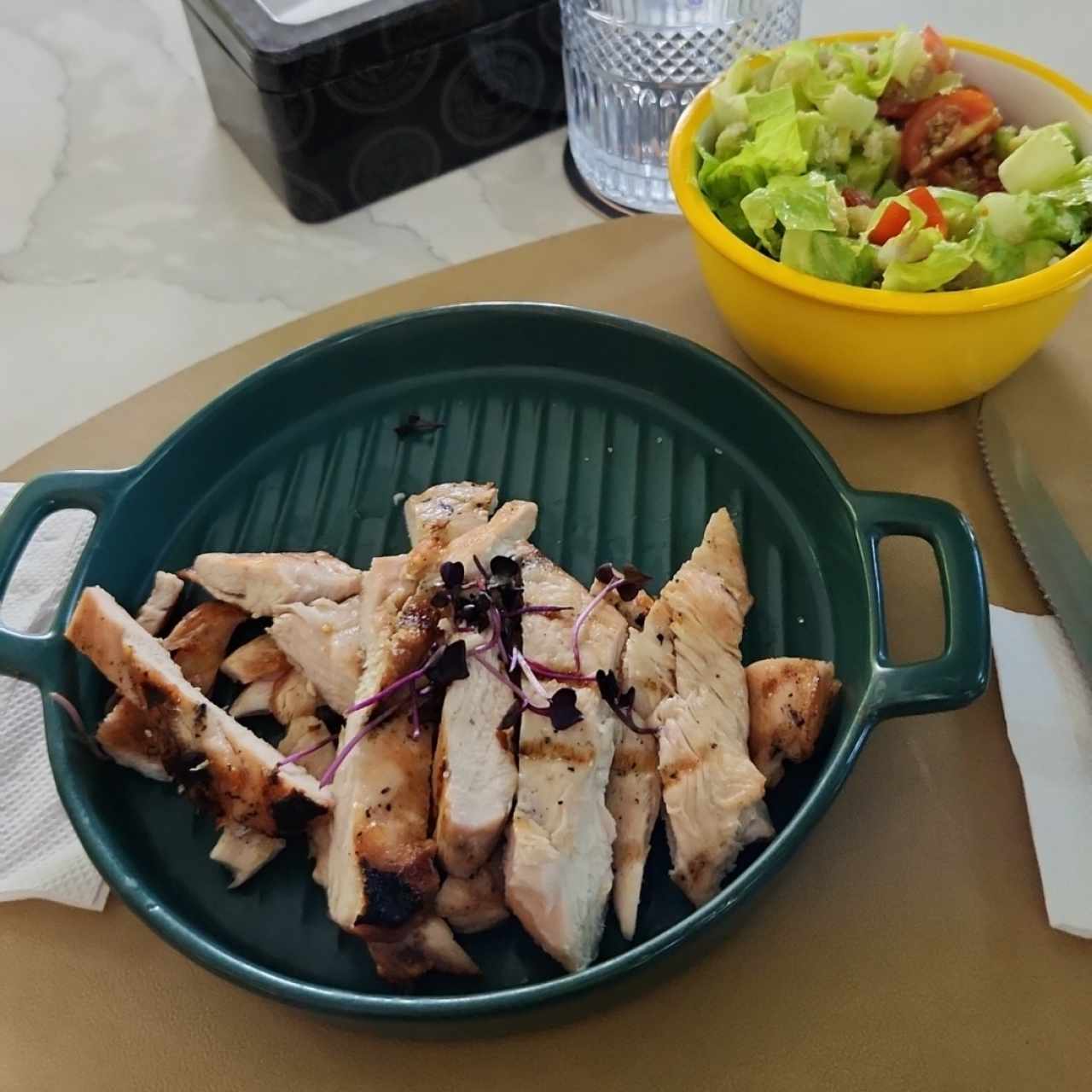 Pollo a la parrilla con ensalada mixta