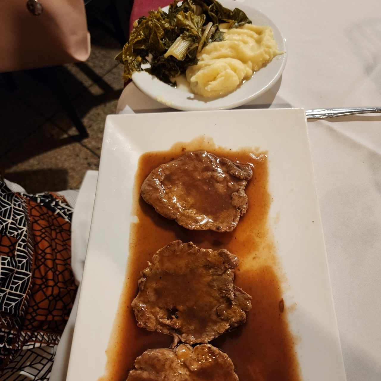 Escalopinas al vino + puré y acelgas 