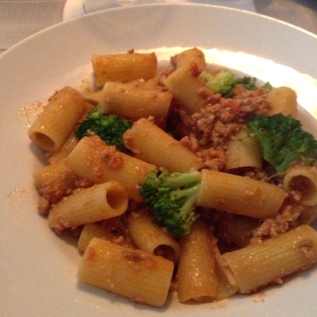 Rigatoni en Salsa de Tomate y Cerdo