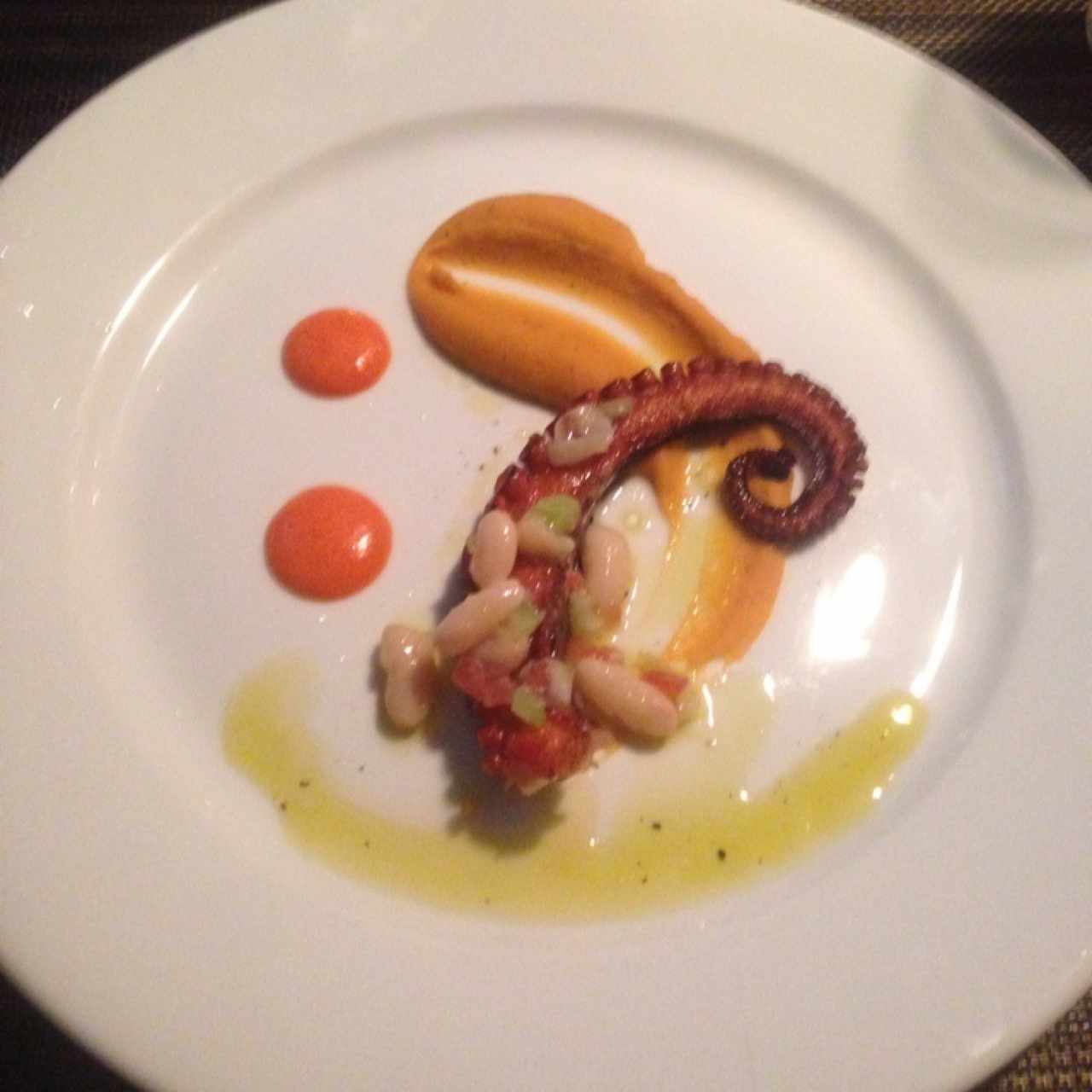Pulpo al grill con caraotas blancas