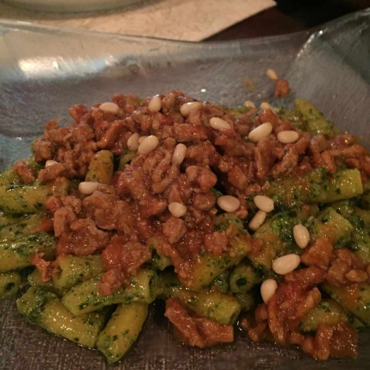 macarrons de pesto con carne picada al cuchillo
