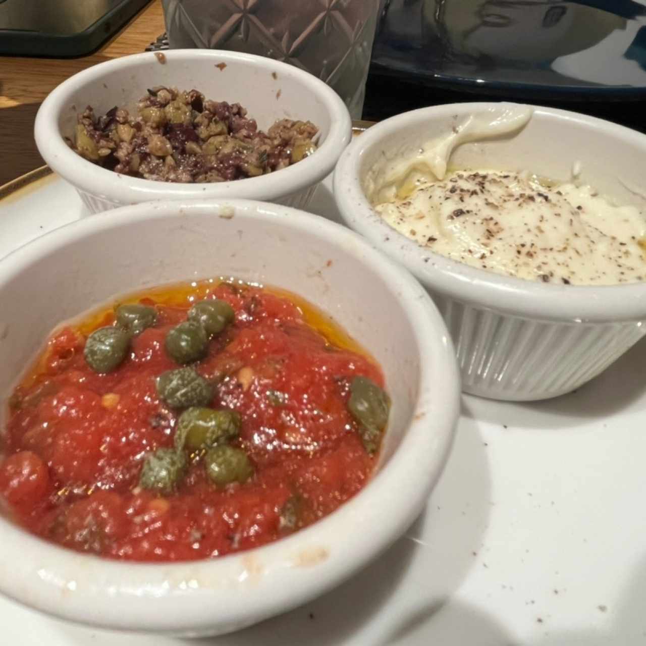 Salsa pecorino , tapenade. Napoli con alcaparra