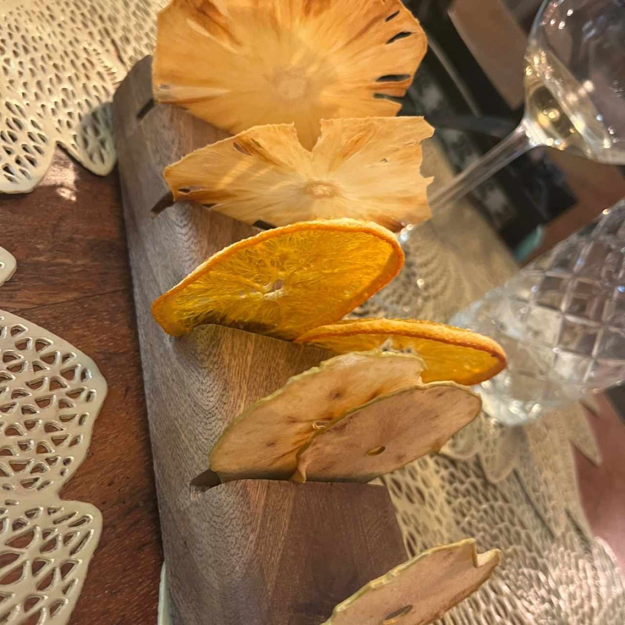 Fruta desidratada por la casa