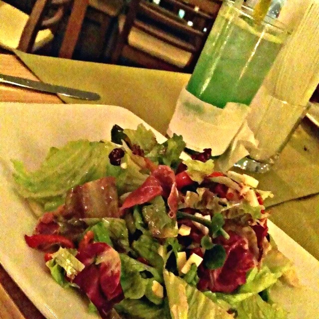 Ensalada de serrano, emmental y pimentones rostizados con un coctel Playa Verde
