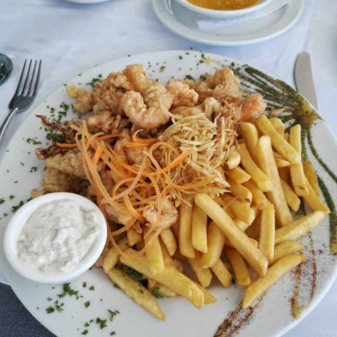 Calamares y Camarones rebozados con papas fritas