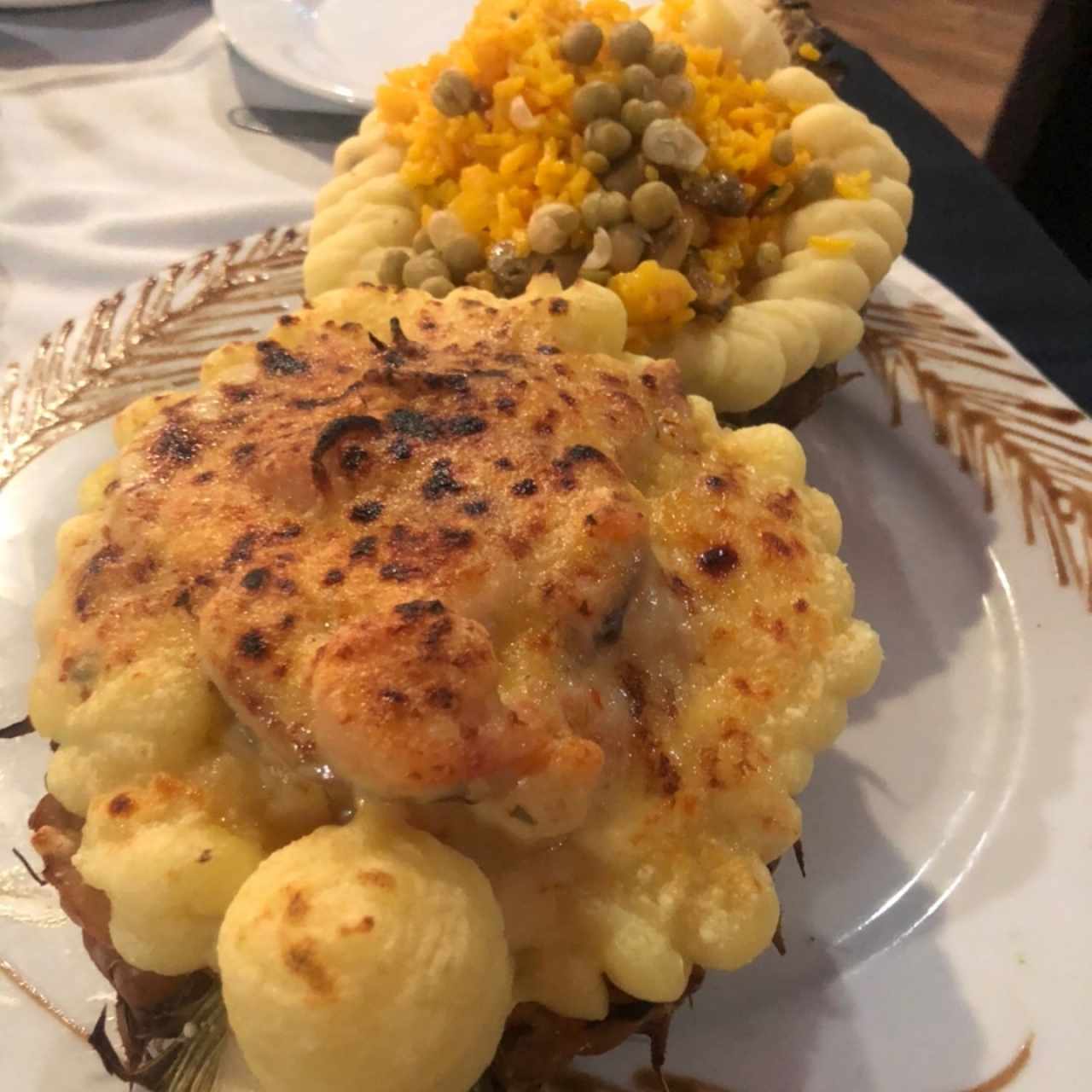 Cesta de piña con marisco gratinados y arroz