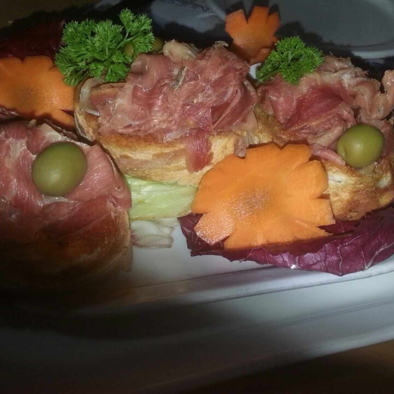 bruschetta de jamón serrano con pesto