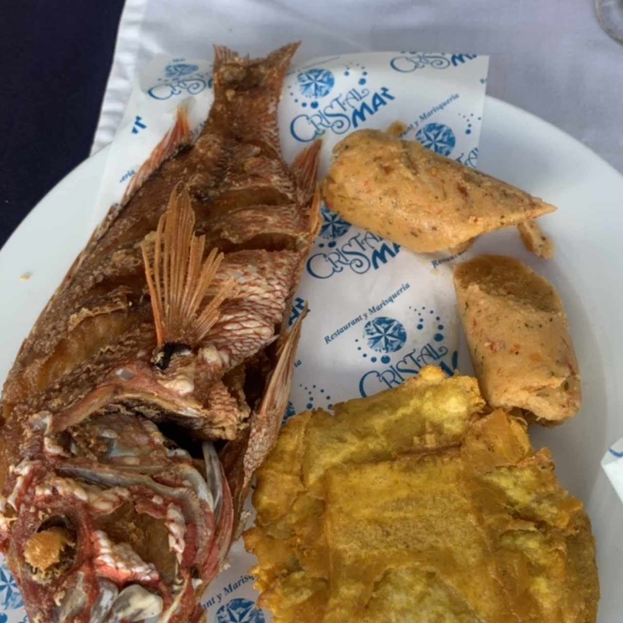 Pargo frito con tostones y hallaquita aliñada