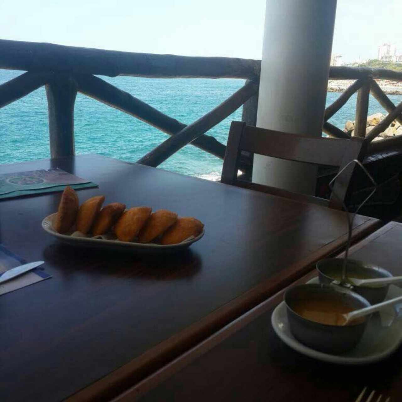 Empanaditas de Cazón y Salsas, con Vista al Mar