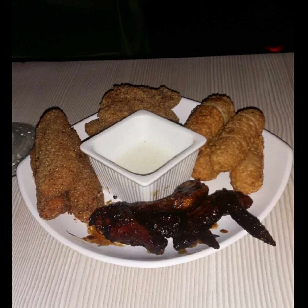 Entradas. Alitas Tequeños Dedos de mozzarela y deditos de pollo