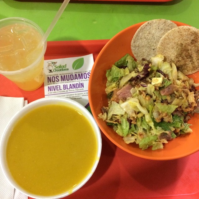 Crema de auyama y ensalada hecha por mi de roast beef