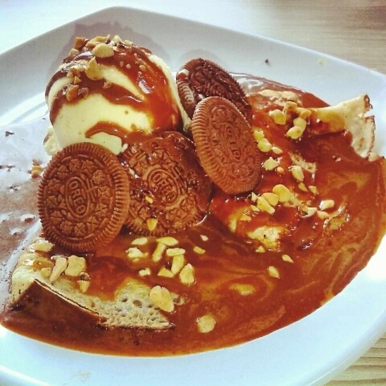 creppe boom choco Maní y oreo con helado 