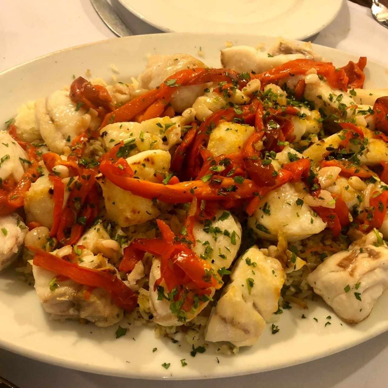 Dados de Mero con Pimientos de piquillo en cama de arroz salteado