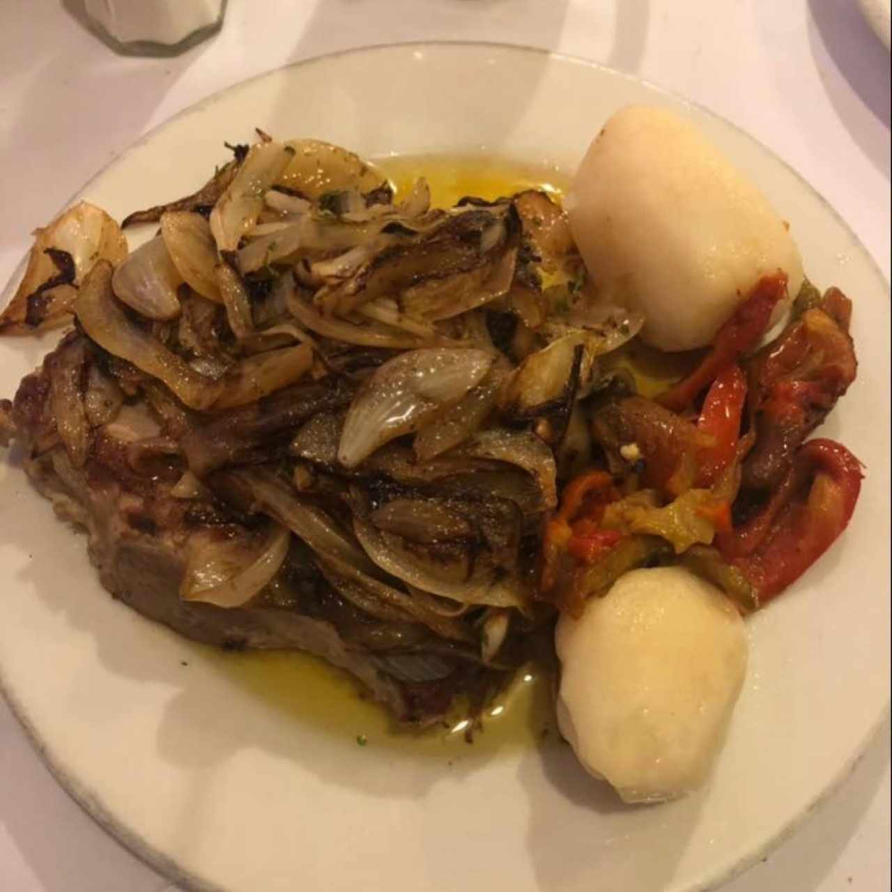 churrasco de atun encebollado con papas y pimientos