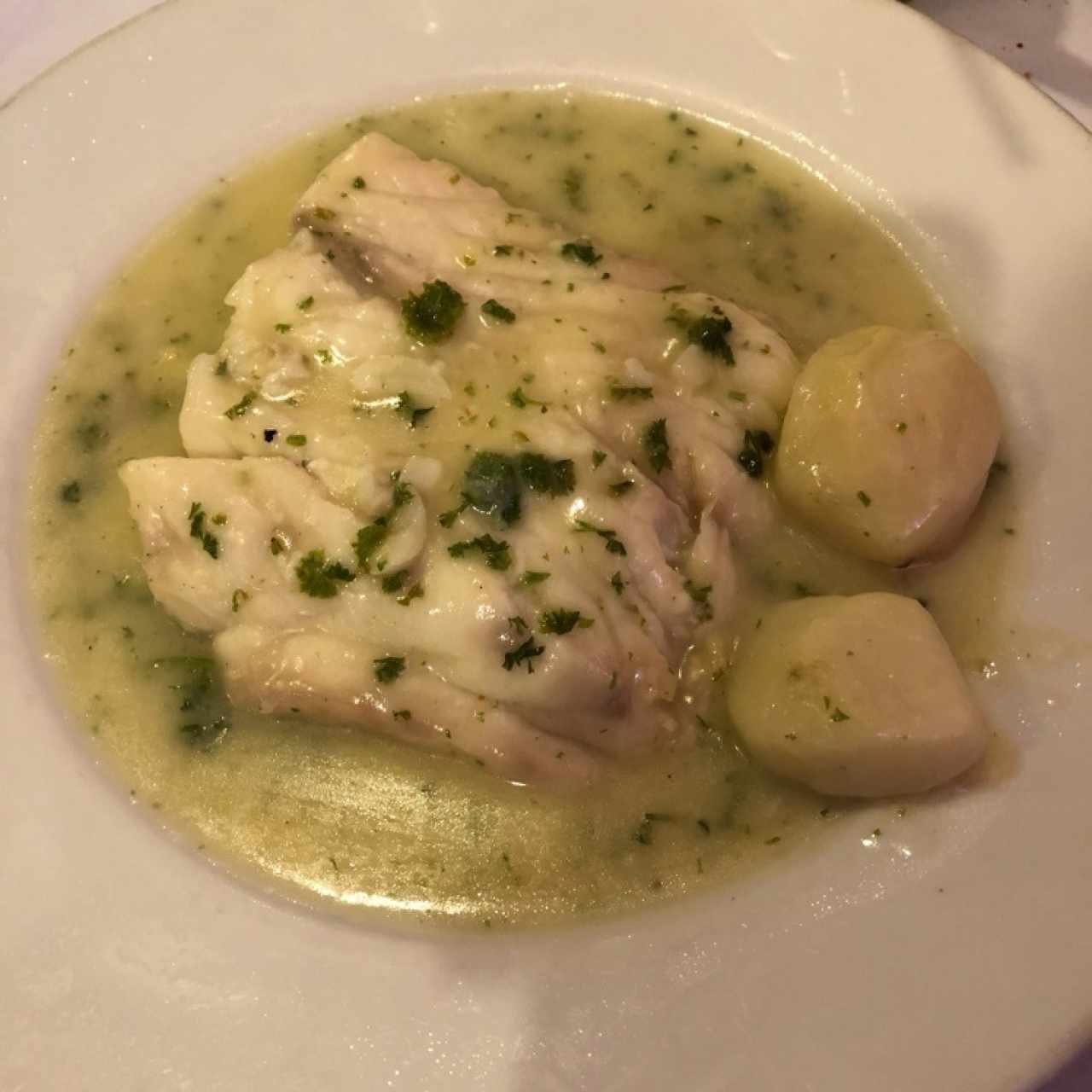 churrasco de pargo en salsa verde con papas buenisimo
