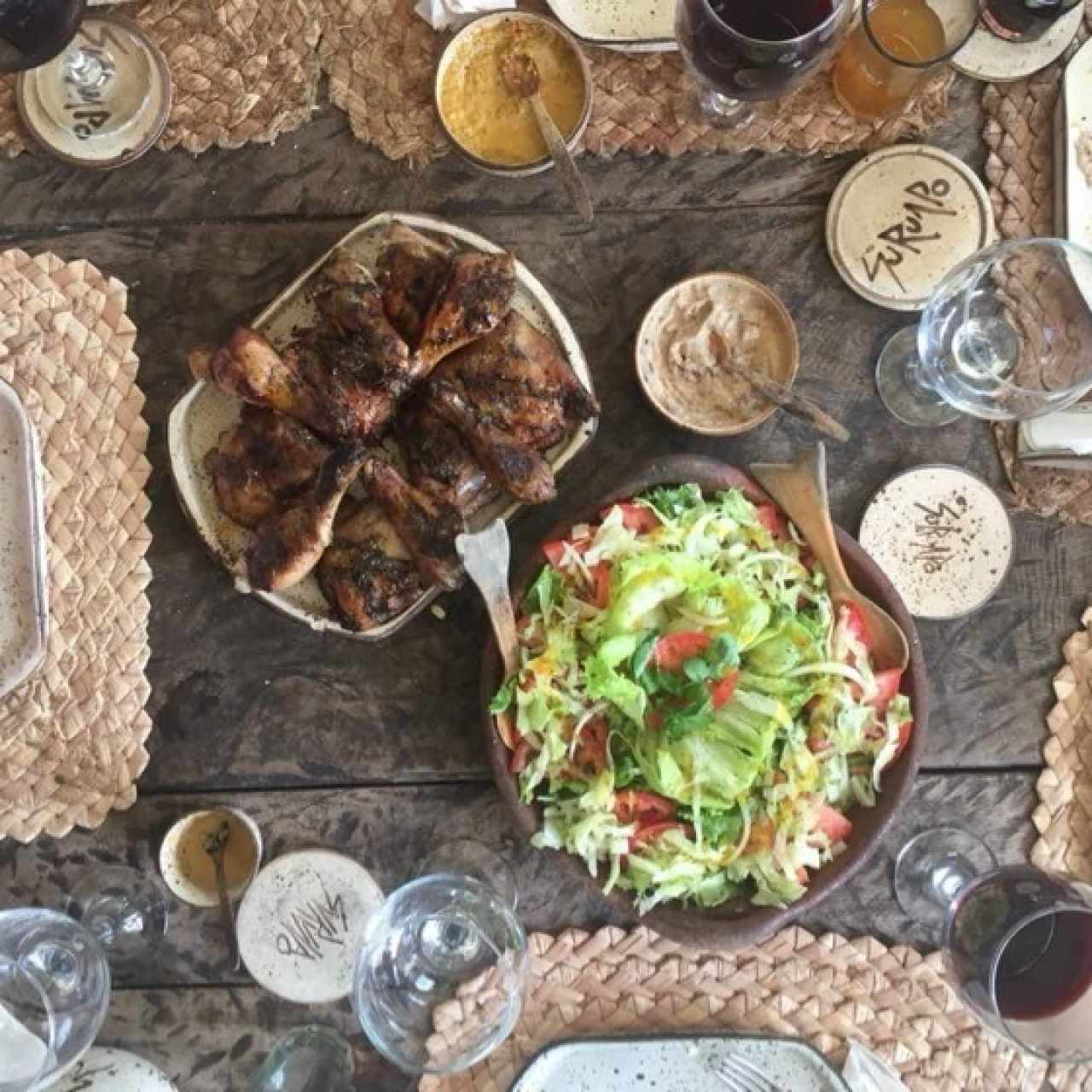 Cremitas varias, pollo a la naranja a la parrilla, ensalada de la casa.