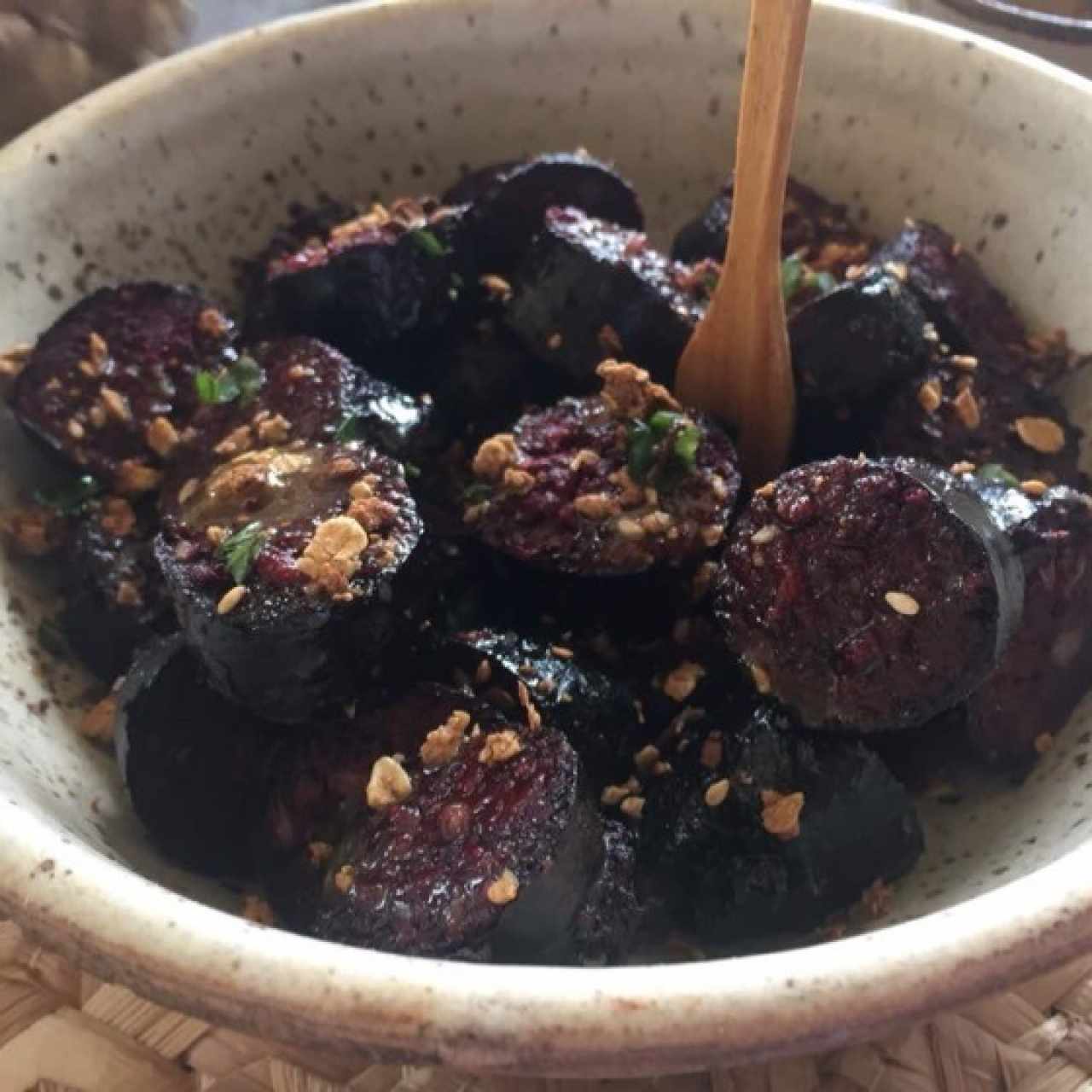 Morcillas con salsa de parchita y granola
